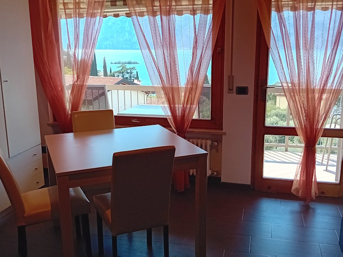 Foto di Appartamenti Andreis a Malcesine con balcone vista lago, uso giardino e piscina