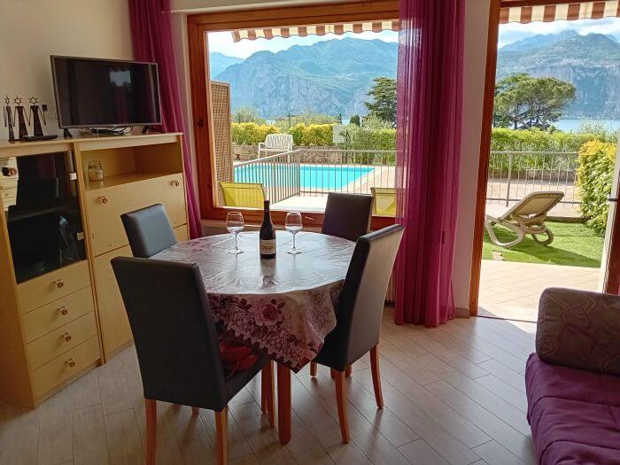 Foto di Appartamenti Andreis a Malcesine con balcone vista lago, uso giardino e piscina