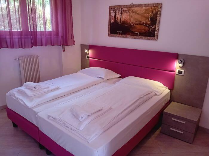 Foto di Appartamenti Andreis a Malcesine con balcone vista lago, uso giardino e piscina