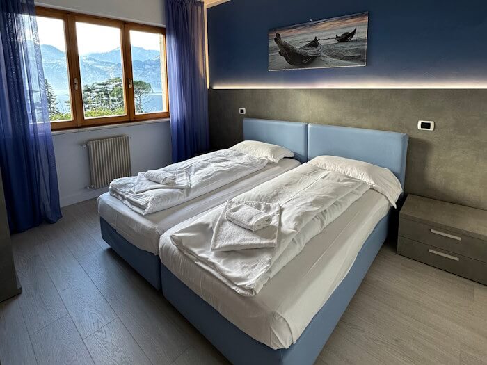 Foto di Appartamenti Andreis a Malcesine con balcone vista lago, uso giardino e piscina