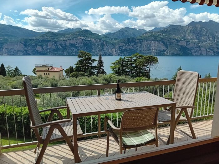 Foto di Appartamenti Andreis a Malcesine con balcone vista lago, uso giardino e piscina