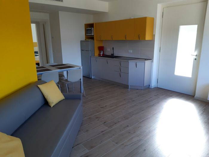 Foto di Appartamenti Andreis a Malcesine con balcone vista lago, uso giardino e piscina