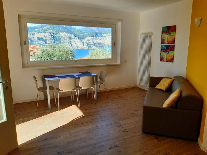 Foto di Appartamenti Andreis a Malcesine con balcone vista lago, uso giardino e piscina