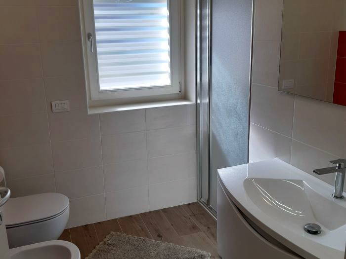 Foto di Appartamenti Andreis a Malcesine con balcone vista lago, uso giardino e piscina