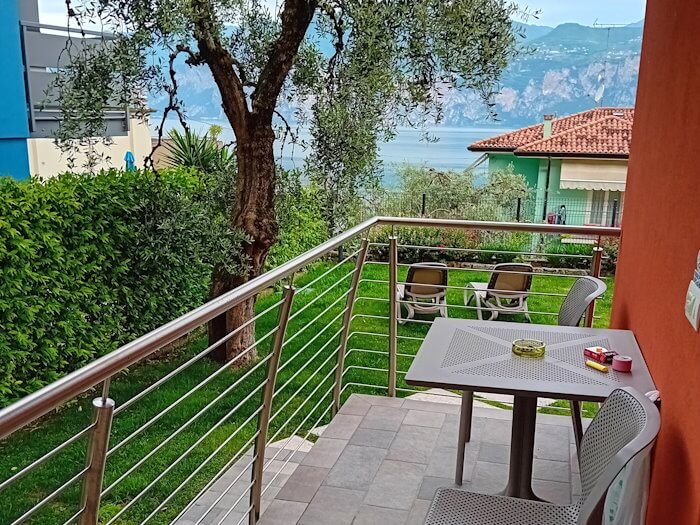 Foto di Appartamenti Andreis a Malcesine con balcone vista lago, uso giardino e piscina