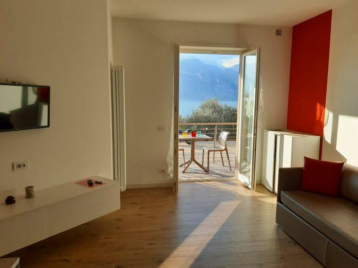 Foto di Appartamenti Andreis a Malcesine con balcone vista lago, uso giardino e piscina