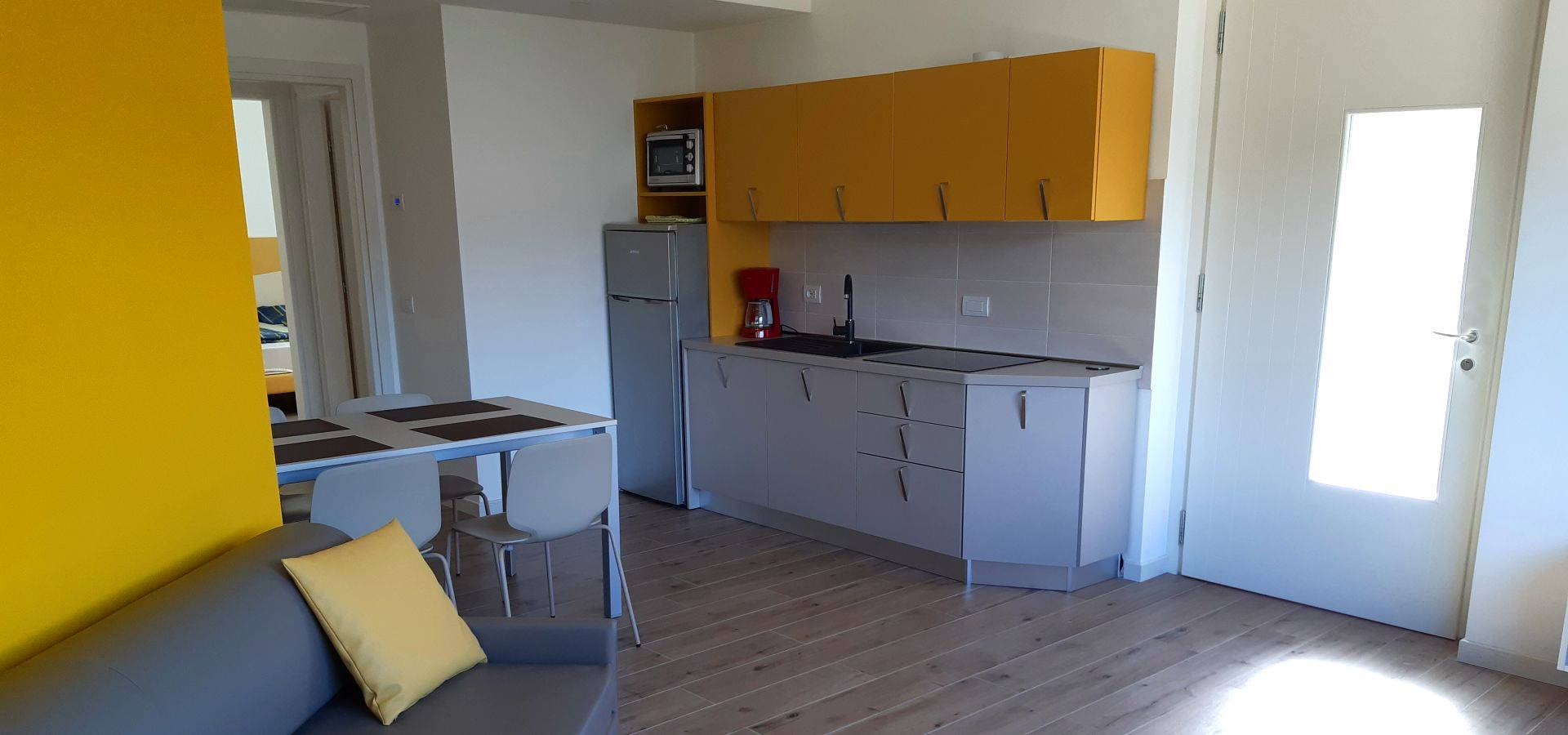 Foto di Appartamenti Andreis a Malcesine con balcone vista lago, uso giardino e piscina