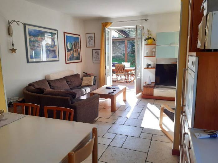 Foto di Appartamenti Andreis a Malcesine con balcone vista lago, uso giardino e piscina