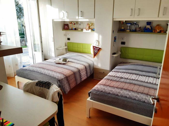 Foto di Appartamenti Andreis a Malcesine con balcone vista lago, uso giardino e piscina