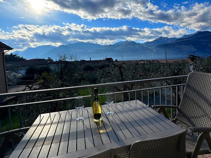 Foto di Appartamenti Andreis a Malcesine con balcone vista lago, uso giardino e piscina