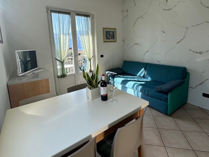 Foto di Appartamenti Andreis a Malcesine con balcone vista lago, uso giardino e piscina