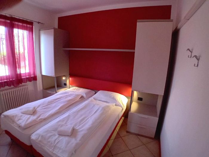 Foto di Appartamenti Andreis a Malcesine con balcone vista lago, uso giardino e piscina