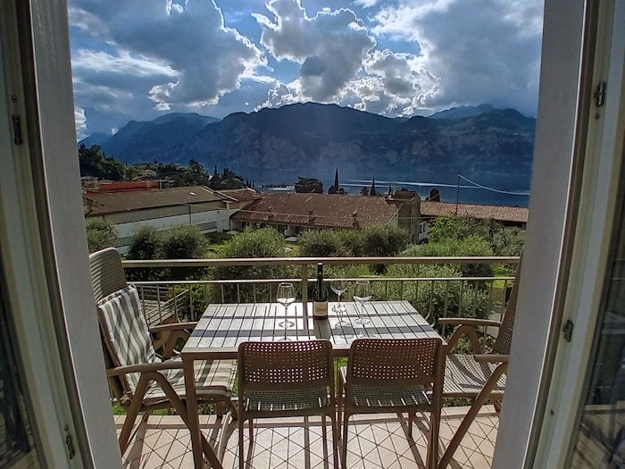 Foto di Appartamenti Andreis a Malcesine con balcone vista lago, uso giardino e piscina