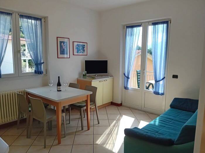 Foto di Appartamenti Andreis a Malcesine con balcone vista lago, uso giardino e piscina