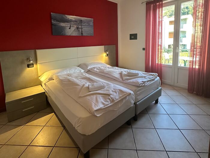 Foto di Appartamenti Andreis a Malcesine con balcone vista lago, uso giardino e piscina