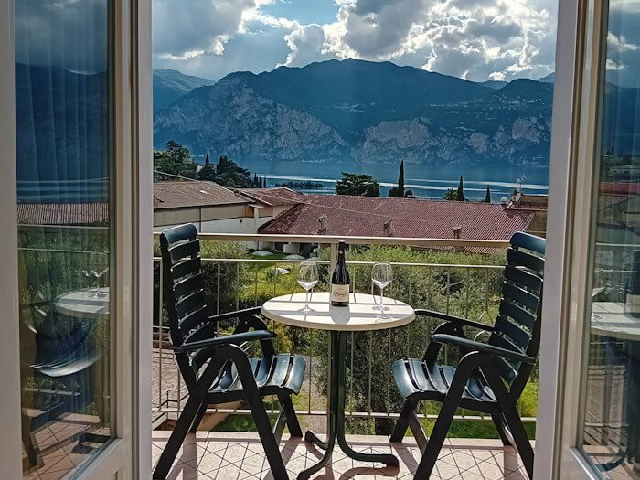 Foto di Appartamenti Andreis a Malcesine con balcone vista lago, uso giardino e piscina