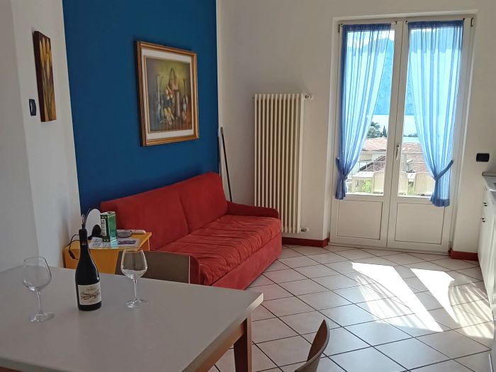 Foto di Appartamenti Andreis a Malcesine con balcone vista lago, uso giardino e piscina