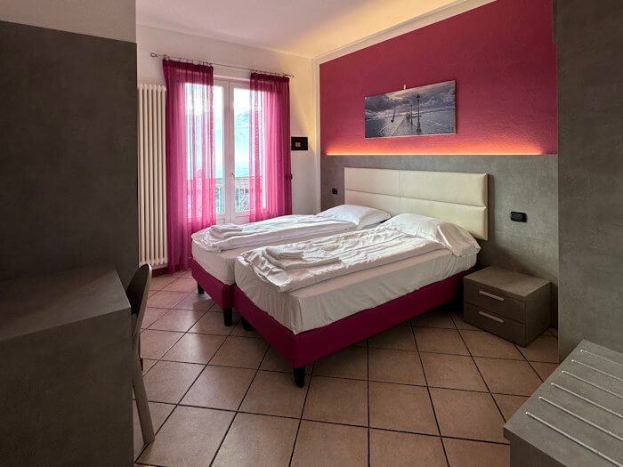 Foto di Appartamenti Andreis a Malcesine con balcone vista lago, uso giardino e piscina