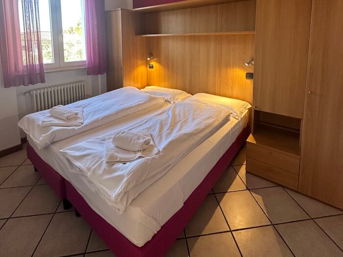 Foto di Appartamenti Andreis a Malcesine con balcone vista lago, uso giardino e piscina