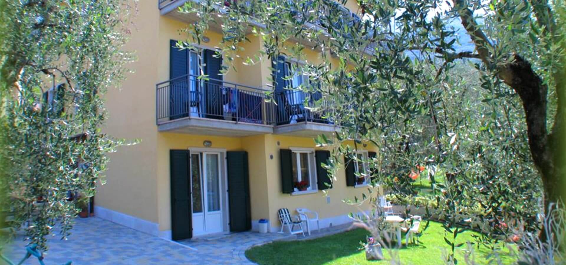 Fotos der Apartments Andreis in Malcesine mit Balkon und Blick auf den See, den Garten und den Pool