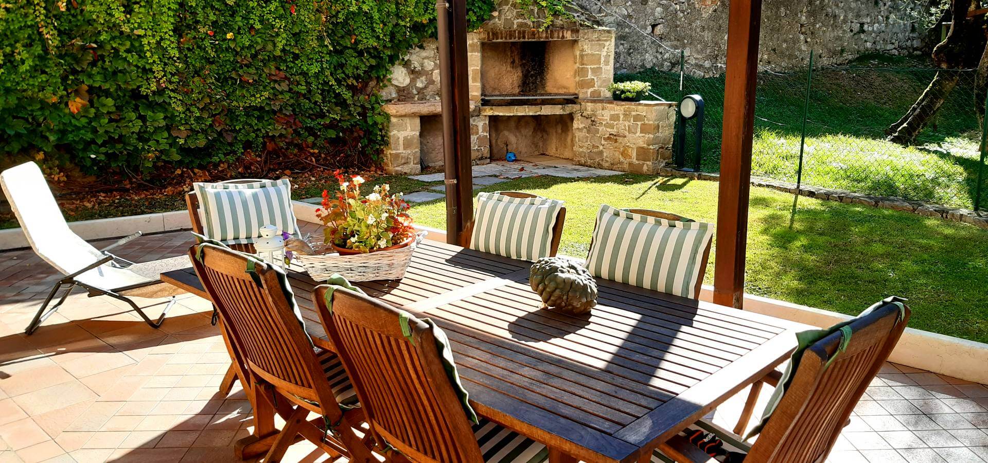 Foto di Appartamenti Andreis a Malcesine con balcone vista lago, uso giardino e piscina