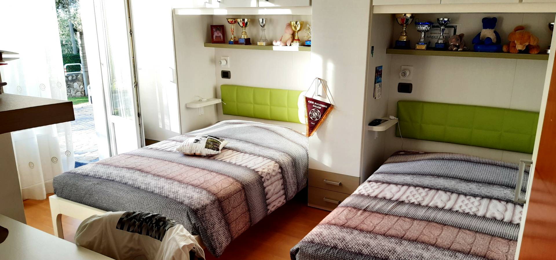 Foto di Appartamenti Andreis a Malcesine con balcone vista lago, uso giardino e piscina