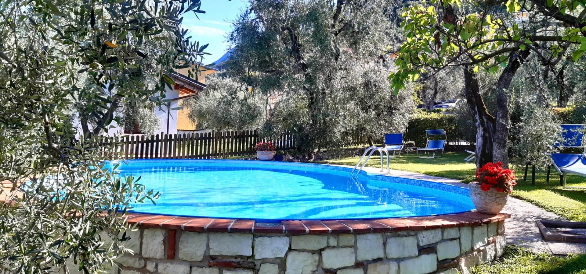 Foto di Appartamenti Andreis a Malcesine con balcone vista lago, uso giardino e piscina