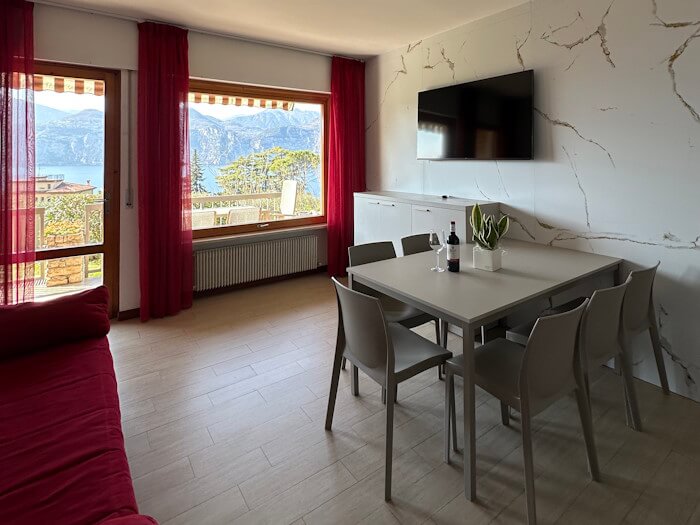 Foto di Appartamenti Andreis a Malcesine con balcone vista lago, uso giardino e piscina