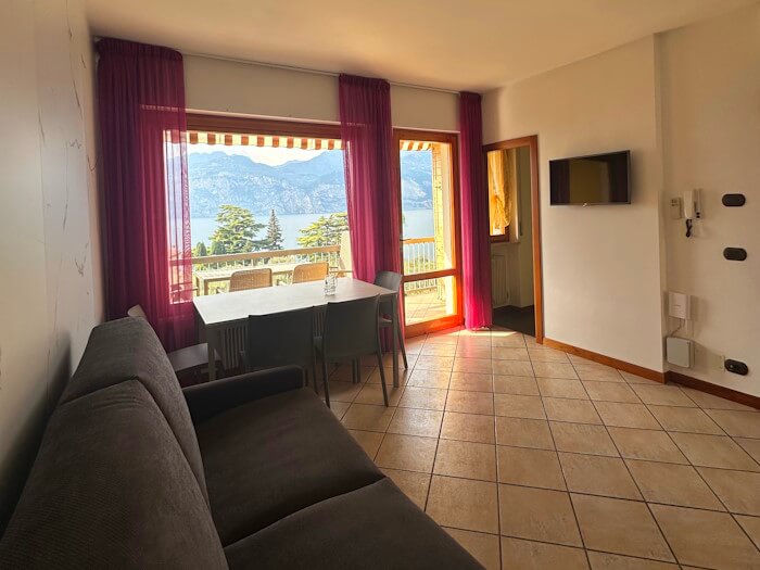 Foto di Appartamenti Andreis a Malcesine con balcone vista lago, uso giardino e piscina