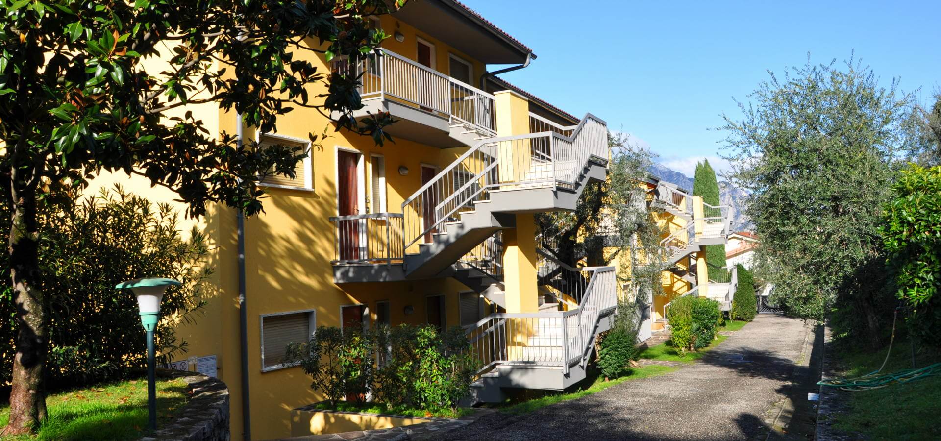 Foto di Appartamenti Andreis a Malcesine con balcone vista lago, uso giardino e piscina