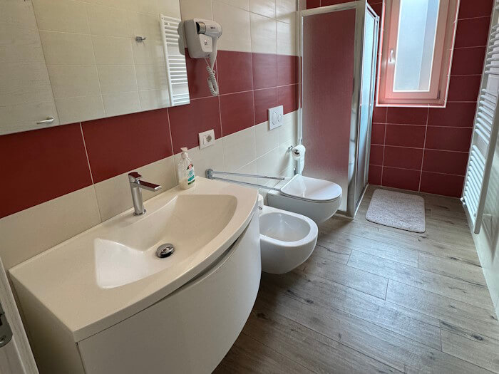 Foto di Appartamenti Andreis a Malcesine con balcone vista lago, uso giardino e piscina