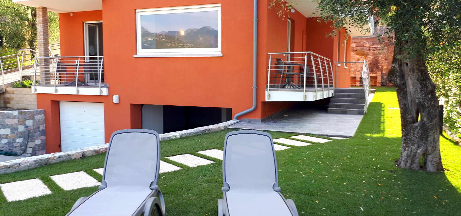 Fotos der Apartments Andreis in Malcesine mit Balkon und Blick auf den See, den Garten und den Pool